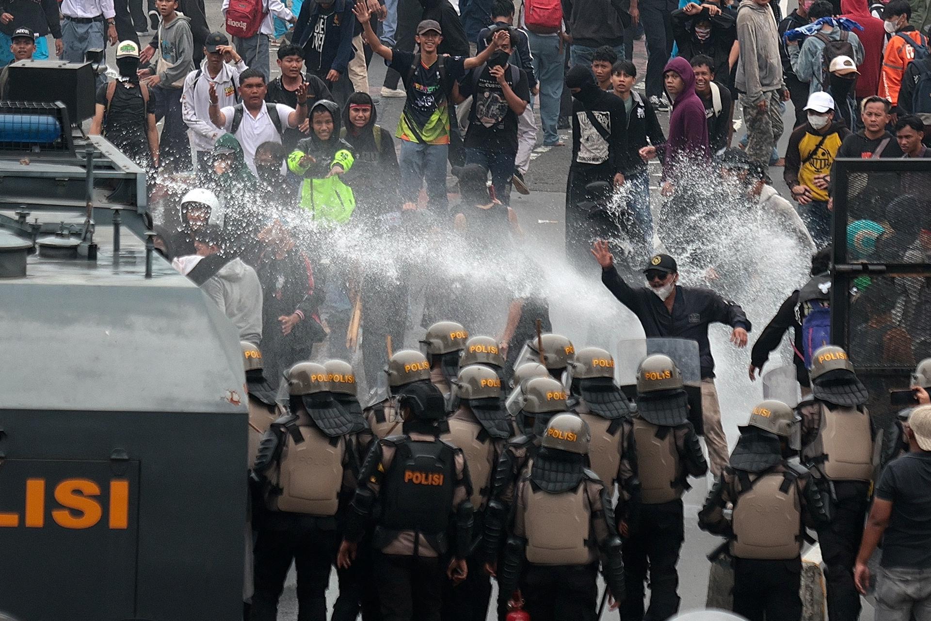 JAKARTA (Indonesia), 25/08/2025.- Indonesian anti-riot policemen try to disperse protestors with water cannon during a rally outside the Parliament compound in Jakarta, Indonesia, 25 August 2025. Hundreds of protesters staged a rally demanding the dissolution of Parliament, as well as voicing their rejection of capitalism and oligarchy. (Protestas) EFE/EPA/ADI WEDA