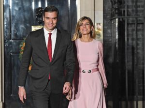 Imagen de archivo del presidente del Gobierno, Pedro Sánchez, junto a su mujer, Begoña Gómez, frente al 10 de Downing Street. /Archivo. EFE/EPA/ANDY RAIN