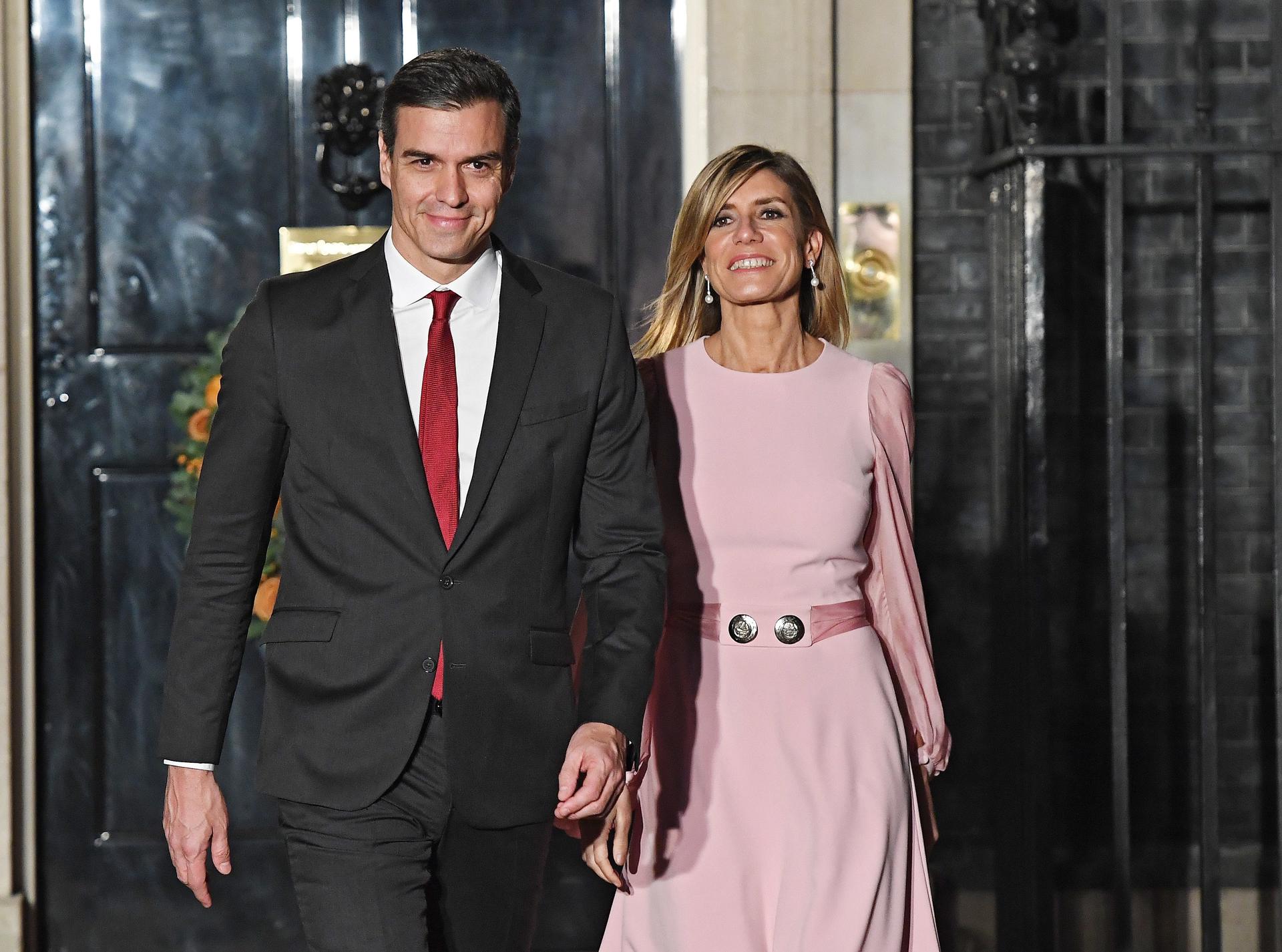 Imagen de archivo del presidente del Gobierno, Pedro Sánchez, junto a su mujer, Begoña Gómez, frente al 10 de Downing Street. /Archivo. EFE/EPA/ANDY RAIN