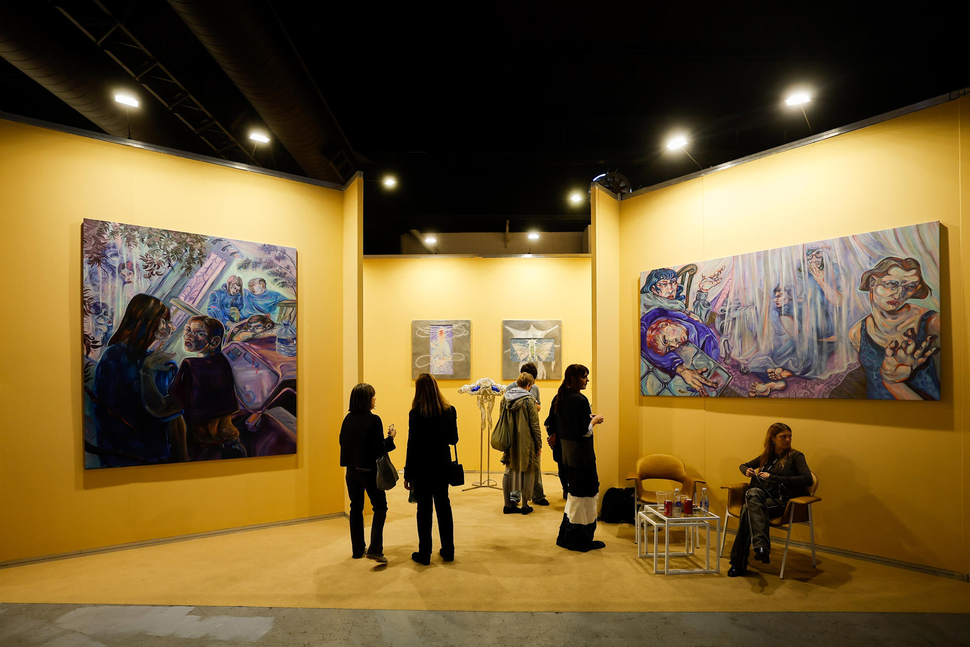 Personas recorren la feria de arte ArteBA este jueves, en Buenos Aires (Argentina). EFE/ Juan Ignacio Roncoroni