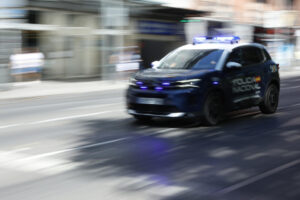 Un coche de policía patrulla una calle del centro de Madrid. EFE/ Mariscal