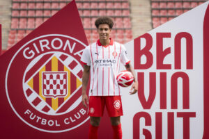 El centrocampista Axel Witsel, que este martes ha sido presentado como nuevo jugador del Girona. EFE/David Borrat