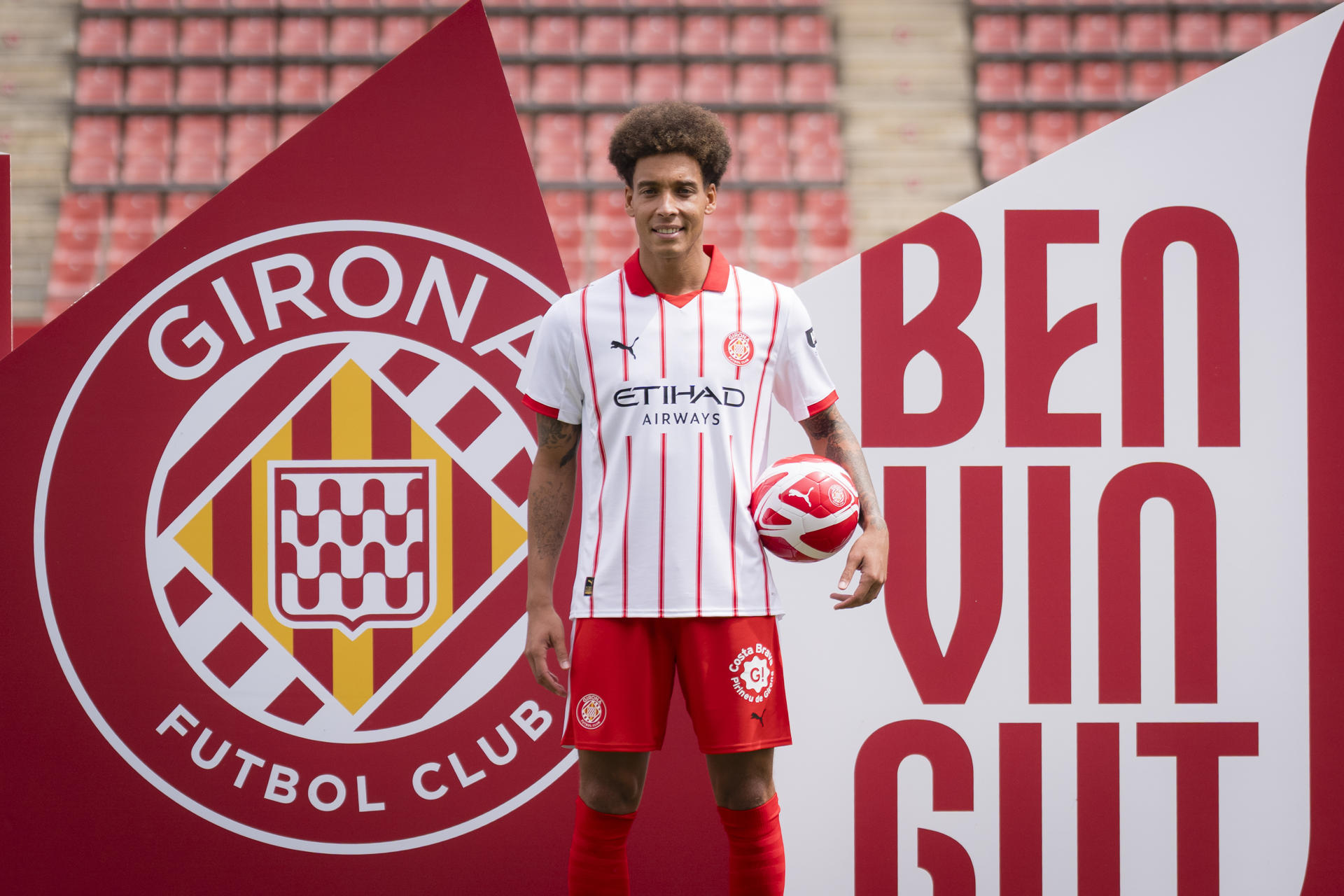 El centrocampista Axel Witsel, que este martes ha sido presentado como nuevo jugador del Girona. EFE/David Borrat