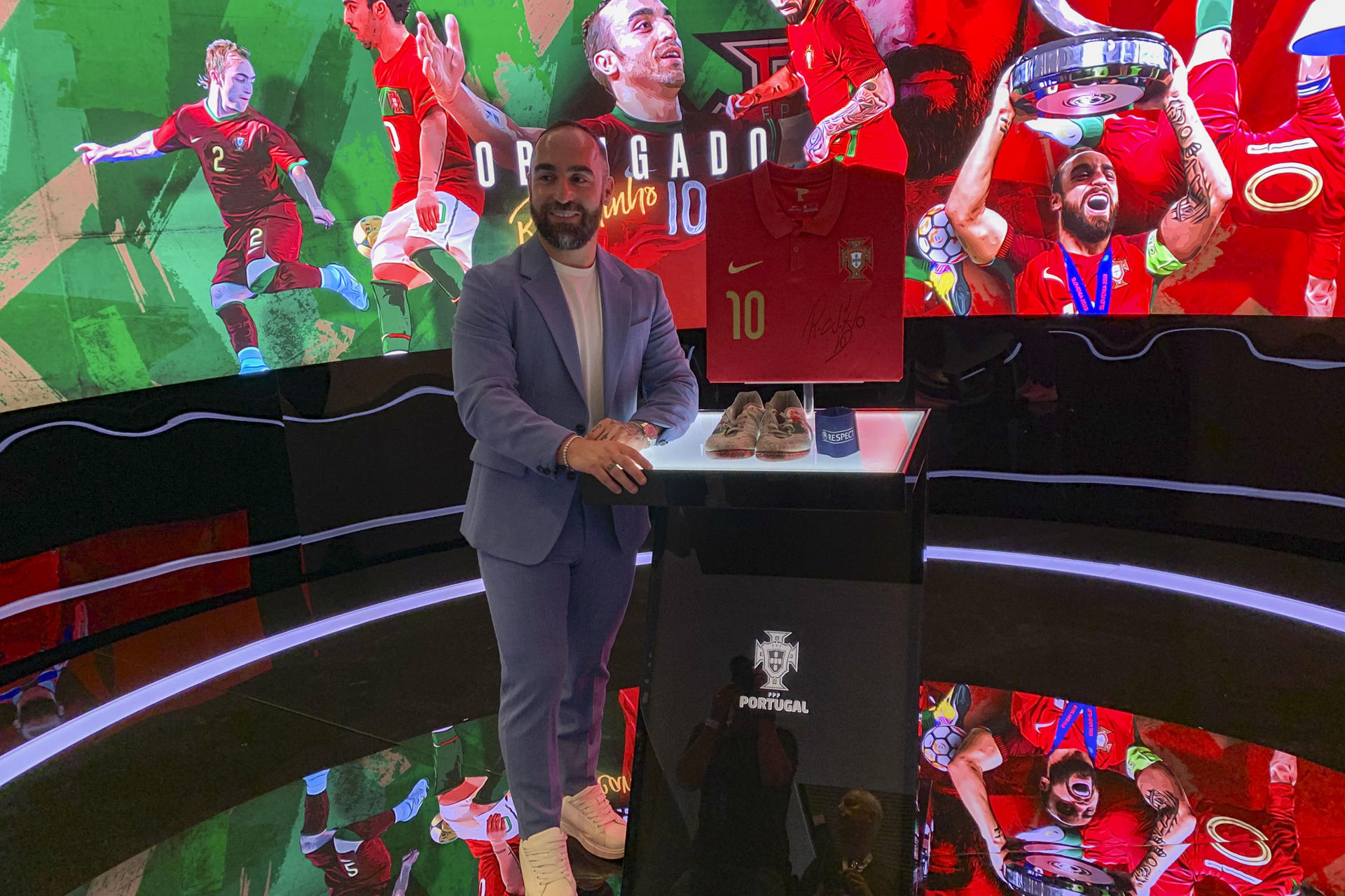 Fotografía de Javier Belver en la que puede verse una imagen de archivo del 22 de abril de 2018 en que el jugador del Inter Ricardinho (i) presiona a Pany Varela, del Sporting de Portugal, durante la final de la Copa de Europa de fútbol sala, disputada en el Pabellón Príncipe Felipe de Zaragoza.
