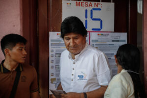 El expresidente de Bolivia Evo Morales sale de marcar su voto este domingo, en el centro de votación Escuela Villa 14, en el municipio de Villa Tunari (Bolivia). EFE/Rodrigo Sura