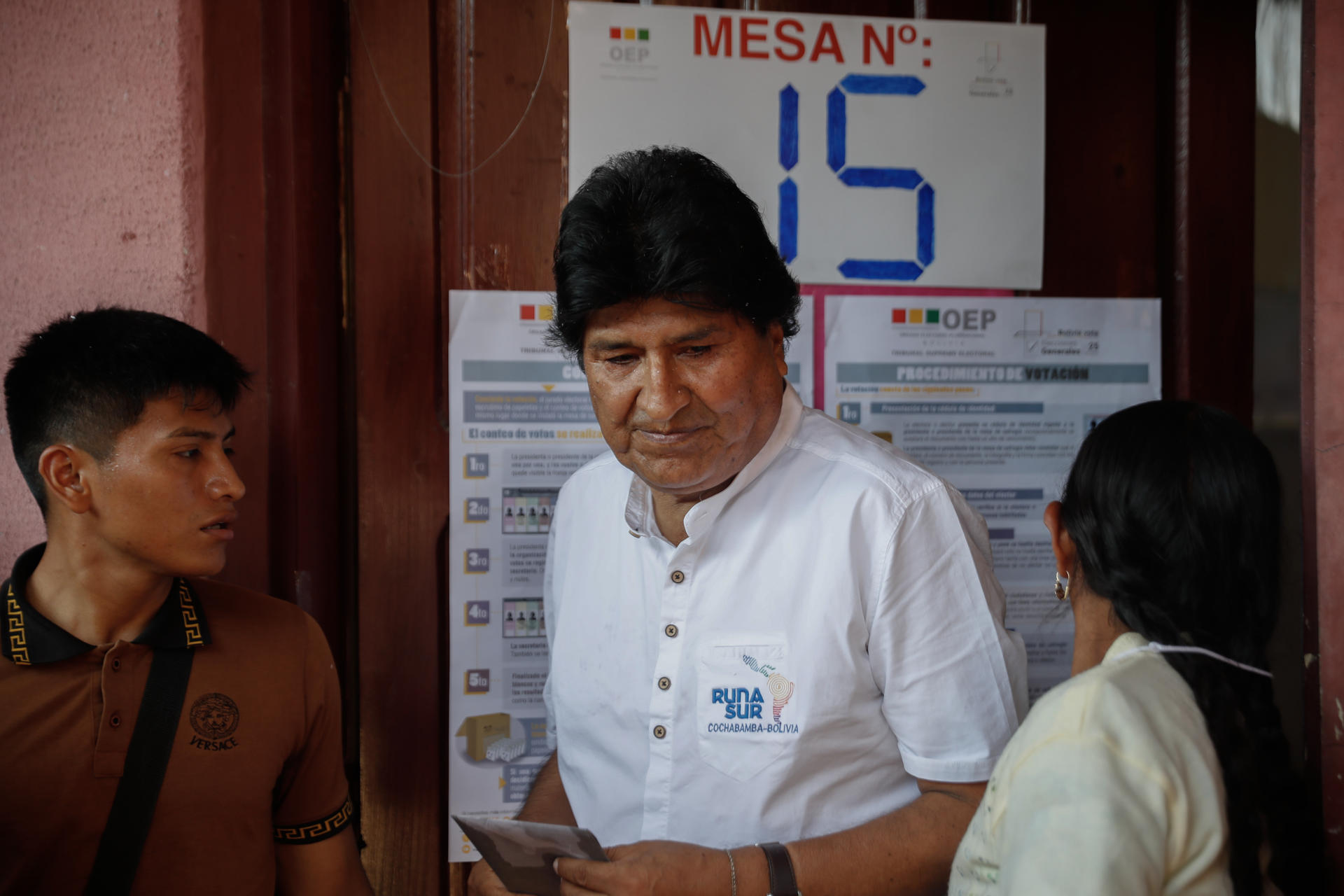 El expresidente de Bolivia Evo Morales sale de marcar su voto este domingo, en el centro de votación Escuela Villa 14, en el municipio de Villa Tunari (Bolivia). EFE/Rodrigo Sura