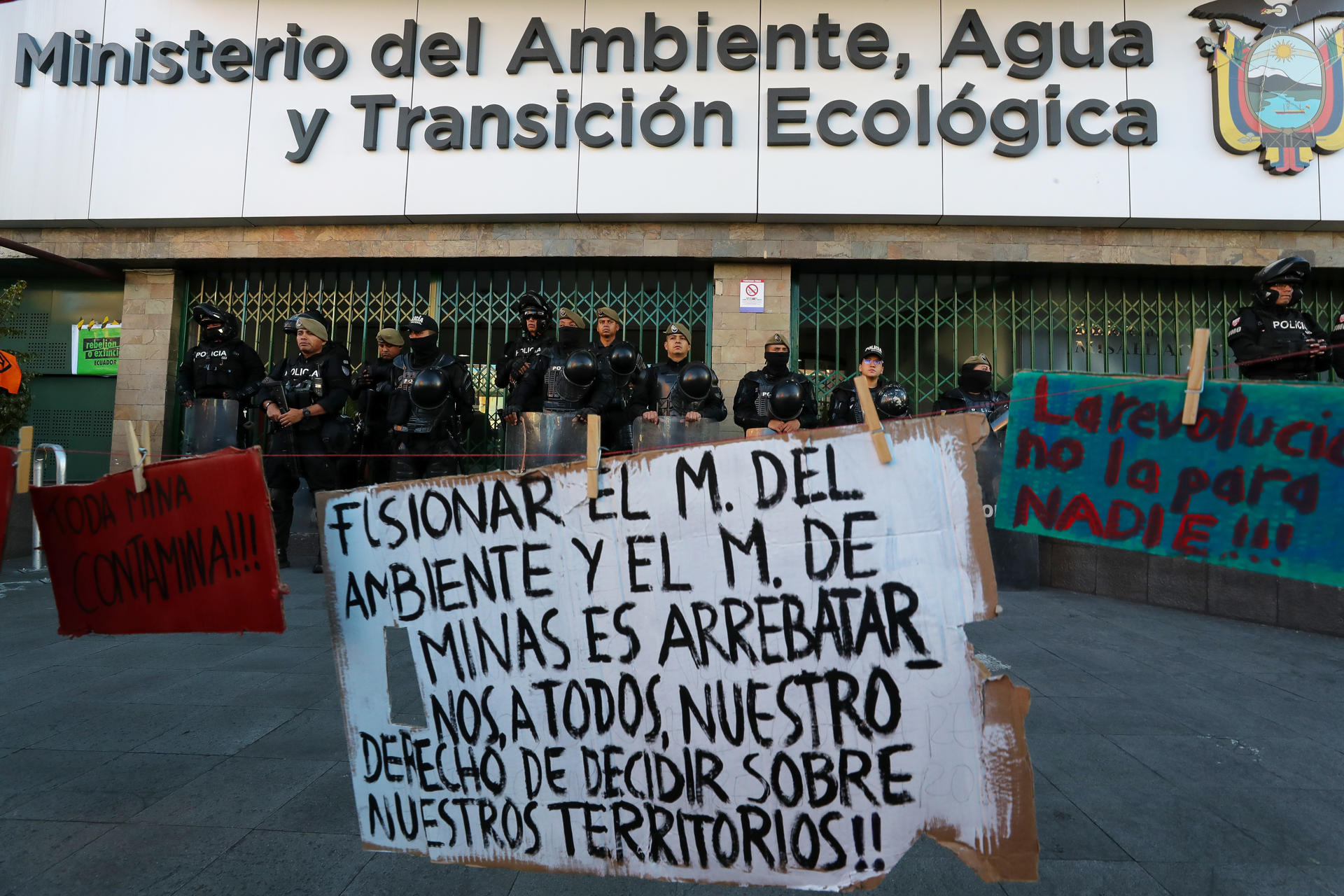 Integrantes de la Policía de Ecuador custodian el Ministerio de Ambiente de Ecuador este martes, durante una protesta en rechazo a la fusión del Ministerio de Ambiente y el Ministerio de Energía y Minas en Quito (Ecuador). EFE/ José Jácome