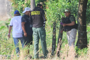 Integrantes de la Policía de Bolivia investigan una explosión de dinamita cerca del lugar donde el candidato de alianza Popular, Andrónico Rodríguez, votará en las elecciones generales este domingo, en Entre Ríos (Bolivia). EFE/ Juan Carlos Torrejón