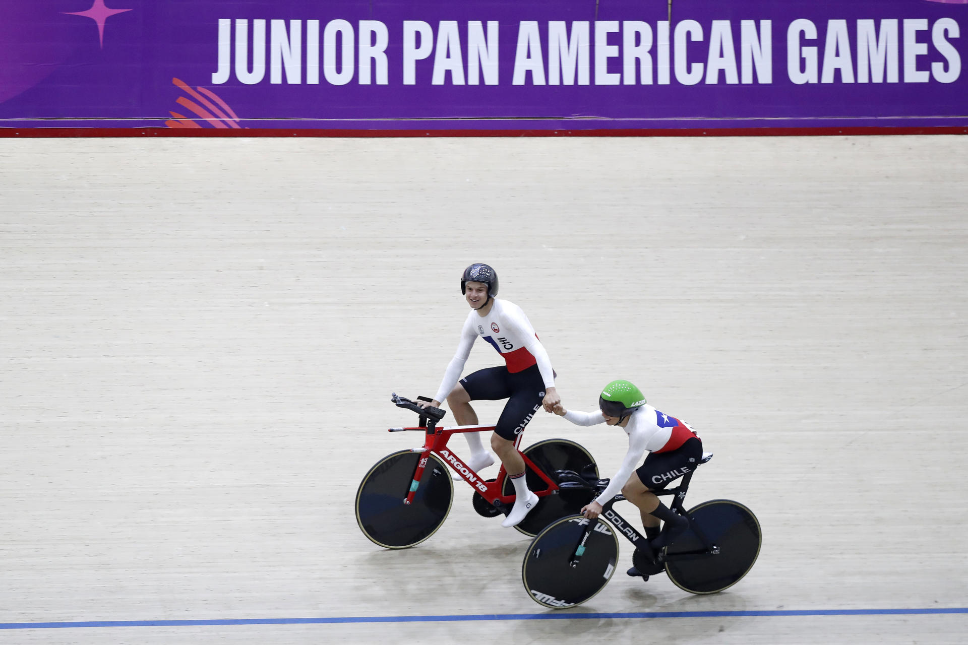 Integrantes del equipo de Chile celebran al ganar medalla de oro en la categoría de ciclismo de pista persecución por equipos masculino, durante los II Juegos Panamericanos Junior ASU 2025 este martes, en Luque (Paraguay). EFE/Juan Pablo Pino
