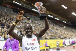 Emmanuel Wanyonyi, de Kenia, celebra con el trofeo de la Liga Diamante tras ganar los 800 metros masculinos en la final de la Diamond League de Atletismo Mundial 2025, celebrada en Zúrich, Suiza, el 28 de agosto de 2025. (800 metros, Kenia, Suiza). EFE/EPA/MICHAEL BUHOLZER