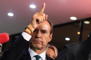 El expresidente y candidato a la Presidencia de Bolivia por la Alianza Libre, Jorge 'Tuto' Quiroga, al celebrar este domingo, 17 de agosto, su paso a la segunda vuelta de las elecciones generales, en La Paz (Bolivia). EFE/Gabriel Márquez
