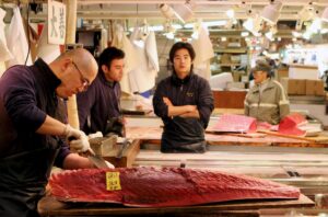 Fotografía de archivo de un sector de la venta de pescado del mercado Tsukiji en Tokio (Japón). EFE/Franck Robichon