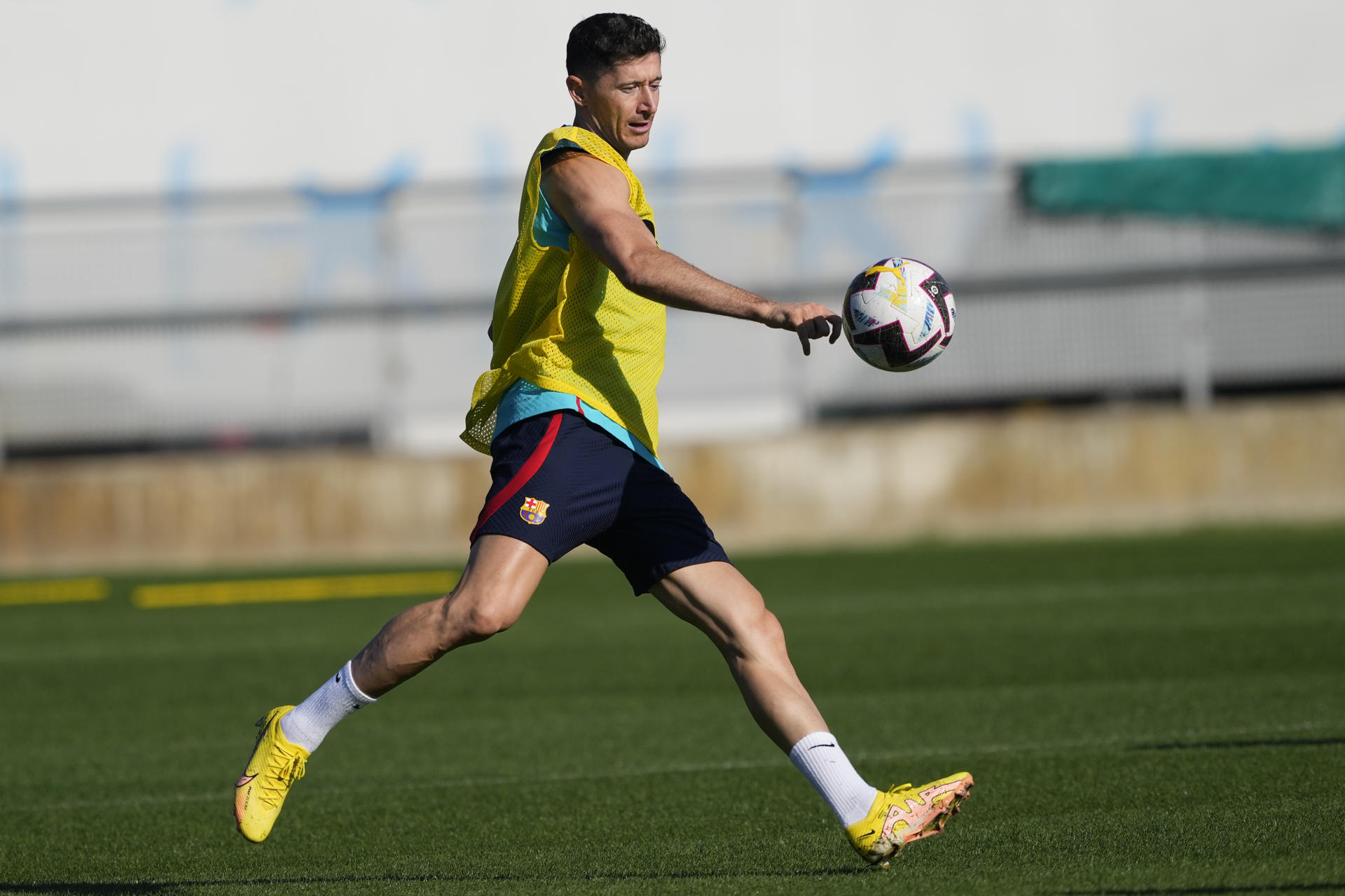 El delantero polaco del FC Barcelona Lewandoski durante el entrenamiento que el equipo mantuvo el 15 de octubre de 2022, previo al clásico ante el Real Madrid en la ciudad deportiva Joan Gamper. Foto de archivo de: Alejandro García/EFE
