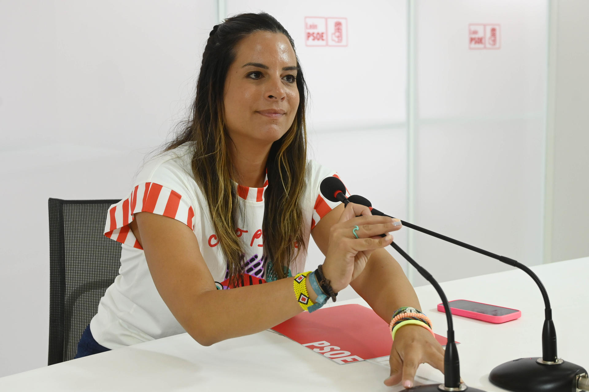 La vicesecretaria general del PSOECYL, Nuria Rubio, informó del comunicado emitido por la Permanente de la Ejecutiva del PSOE castellanoleonés, este martes en León. ha anunciado este martes que cuando los incendios forestales que asolan esta Comunidad, especialmente en Zamora y León, queden estabilizados exigirá la asunción de responsabilidades políticas al Gobierno autonómico por "negligencia y falta de previsión". EFE/J.Casares