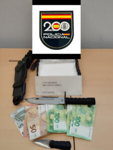 La Policía Nacional ha detenido en la estación del Norte de Barcelona a un pasajero de autobús con destino a París que llevaba en una maleta un kilo de metanfetamina de alta pureza y dos machetes y que ya ha ingresado en prisión preventiva por orden judicial. EFE/ Policía Nacional // SOLO USO EDITORIAL/SOLO DISPONIBLE PARA ILUSTRAR LA NOTICIA QUE ACOMPAÑA (CRÉDITO OBLIGATORIO)
