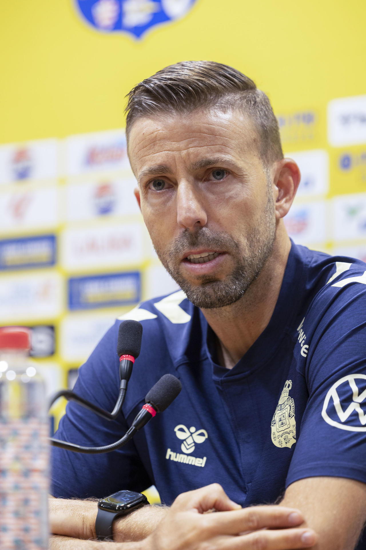 El entrenador de la UD Las Palmas, Luis García, comparece en conferencia de prensa para analizar el partido de la primera jornada de LaLiga Hypermotion 2025-2026, que medirá al equipo amarillo con el FC Andorra el próximo domingo, día 17, en el Estadio de Gran Canaria. Foto EFE/Quique Curbelo
