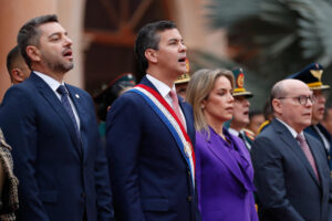 De izquierda a derecha el vicepresidente de Paraguay, Pedro Alliana; el presidente de Paraguay, Santiago Peña; la primera dama, Leticia Ocampos, y el presidente de la Corte Suprema de Justicia, César Diesel, participando en la conmemoración de los 488 años de fundación de Asunción este viernes, en Asunción (Paraguay). EFE/ Juan Pablo Pino