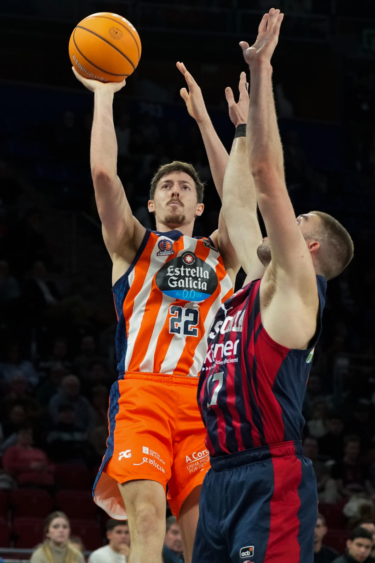 El alero griego del Baskonia Nikos Rogkavopoulos (d) intenta detener el avance del escolta del Leyma Coruña Aleix Font durante el encuentro correspondiente a la fase regular de la Liga Endesa frente a Leyma Coruña en el Fernando Buesa Arena de Vitoria, el 8 de enero de 2024. Foto de archivo de L. Rico/EFE
