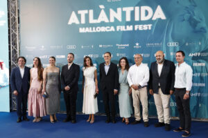 La reina Letizia (5i), la actriz María Valverde (2i), el director de orquesta Gustavo Dudamel (i), el compositor Alberto Iglesias (5d) y el director del festival Jaume Ripoll (4i), entre otros, a su llegada a la gala de clausura del Atlàntida Mallorca Film Festival, este domingo en Palma. EFE/Ballesteros