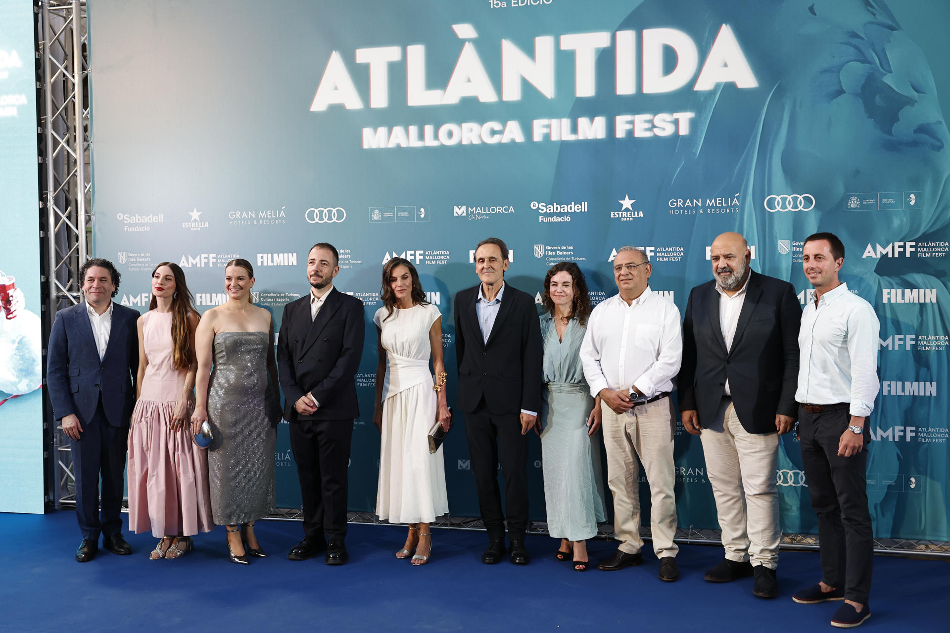 La reina Letizia (5i), la actriz María Valverde (2i), el director de orquesta Gustavo Dudamel (i), el compositor Alberto Iglesias (5d) y el director del festival Jaume Ripoll (4i), entre otros, a su llegada a la gala de clausura del Atlàntida Mallorca Film Festival, este domingo en Palma. EFE/Ballesteros