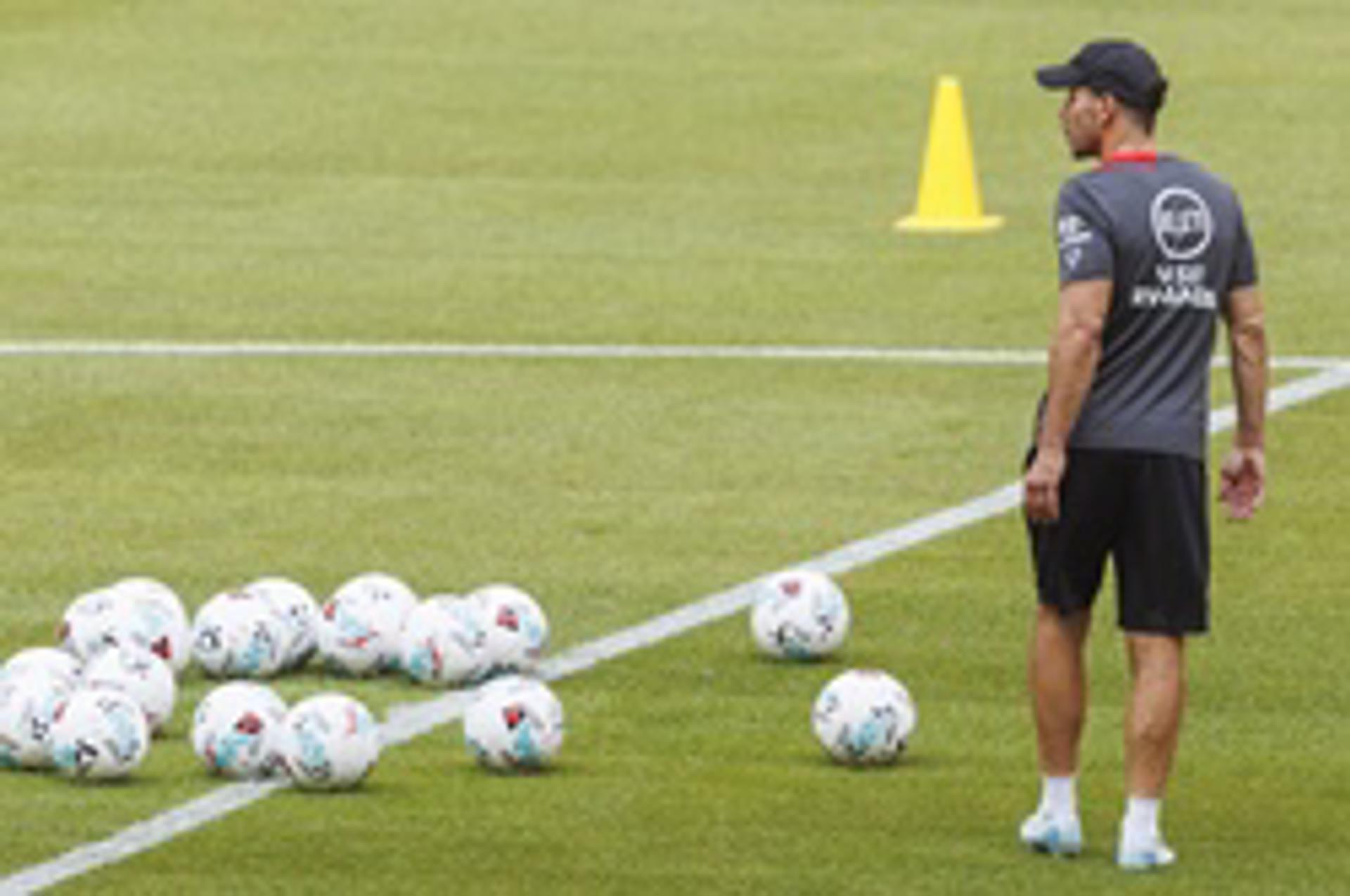 Simeone dirige el entrenamiento de este jueves en el Metropolitano. EFE/Sergio Pérez.

