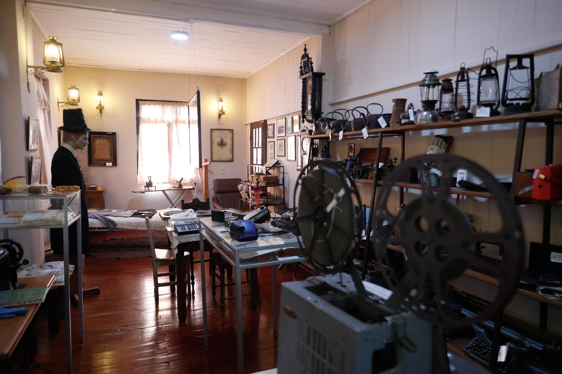 Fotografía de objetos de la cultura alemana exhibidos en el Centro Histórico Cultural Edwin Krug, el 28 de agosto de 2025 en Hohenau (Paraguay). EFE/Juan Pablo Pino