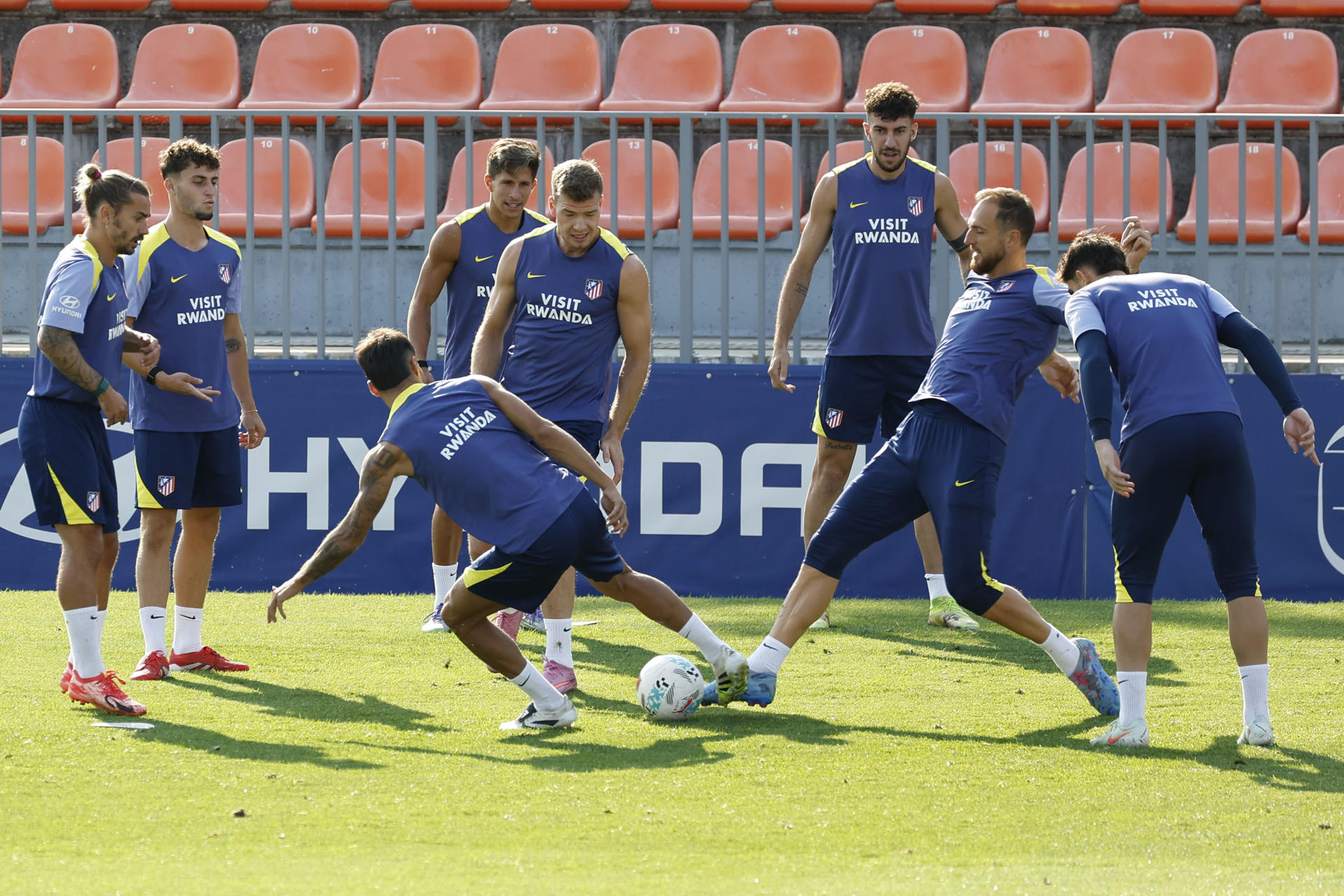 Los jugadores del Atlético de Madrid, durante el entrenamiento de este viernes. EFE/Chema Moya