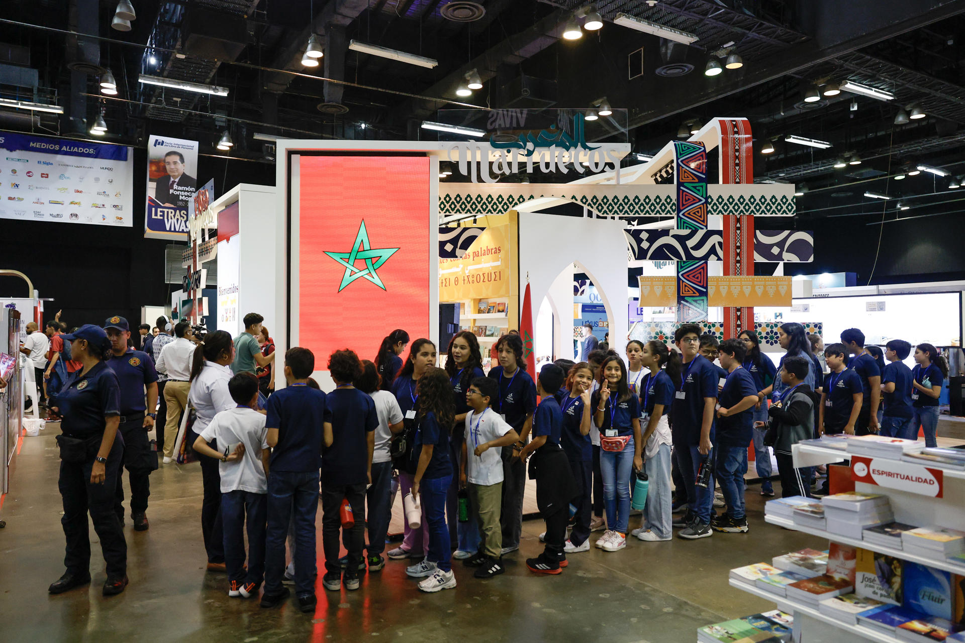 Personas visitan la Feria Internacional del Libro de Panamá este lunes, en Ciudad de Panamá (Panamá). EFE/ Bienvenido Velasco