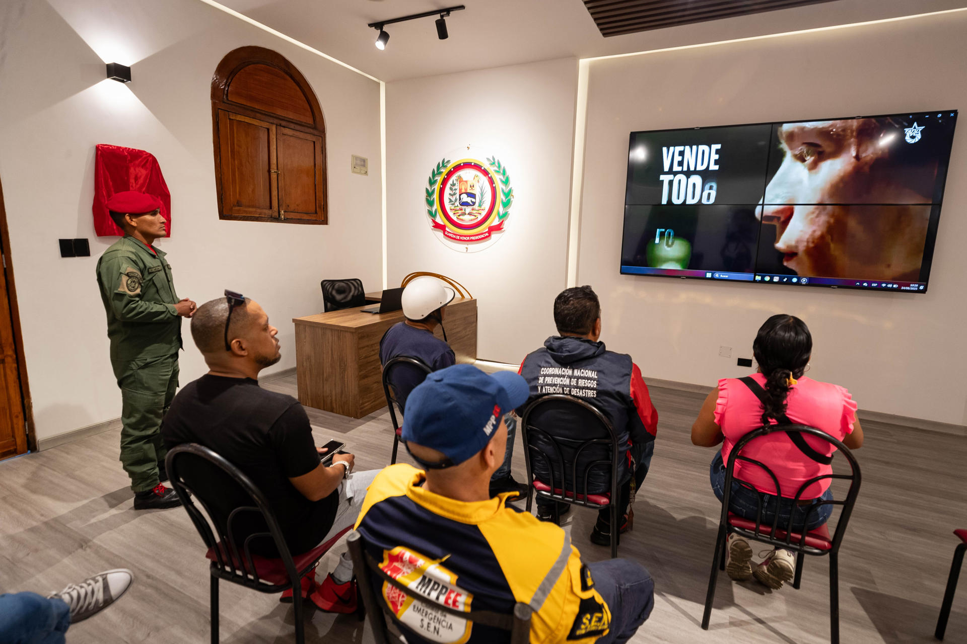 Personas participan en un recorrido de las instalaciones del Cuartel de la Montaña 4F durante una jornada de alistamiento de la Milicia Nacional Bolivariana este domingo, en Caracas (Venezuela). EFE/ Ronald Pena R