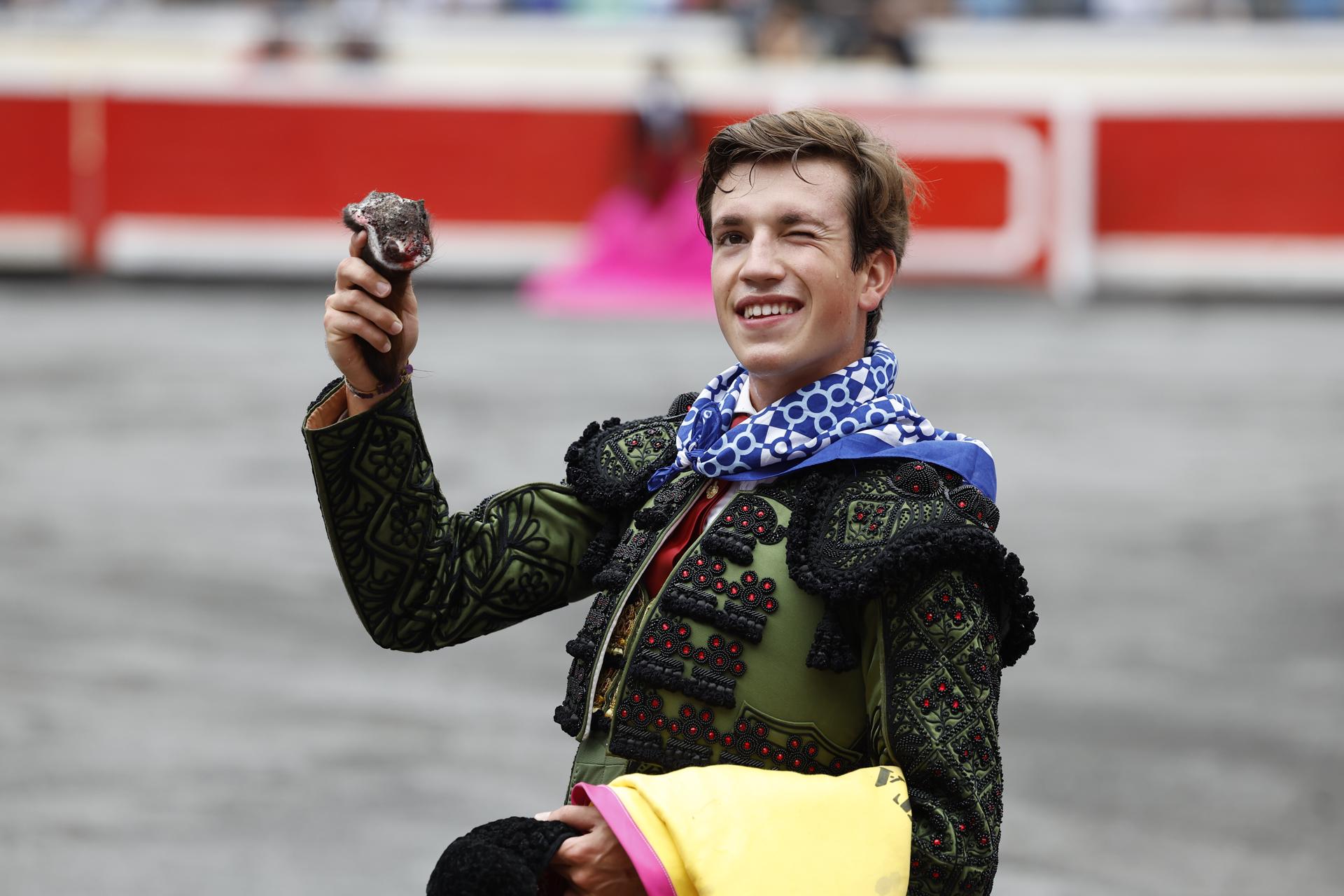 El diestro Javier Zulueta ha cortado una oreja a su primer novillo, de la ganadería La Purísima, en la primera jornada de las corridas generales de la Aste Nagusia 2025 de Bilbao. EFE/ Miguel Toña