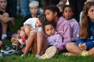 Un grupo de niños fue captado este miércoles, 27 de agosto, durante una vigilia tras el tiroteo en la Escuela Católica de la Anunciación, que deja dos niños muertos y diecisiete personas heridas, en Mineápolis (Minesota, EE.UU.). EFE/Craig Lassig