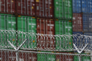 Panamá ha decomisado toneladas de cocaína ocultas en contenedores, lo que evidencia la infiltración del crimen organizado en sus puertos, según un informe de la Organización Mundial de Aduanas (OMA). EFE/ Bienvenido Velasco