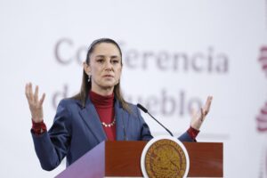 La presidenta de México, Claudia Sheinbaum, habla en una rueda de prensa este miércoles, en el Palacio Nacional de Ciudad de México (México). Sheinbaum pidió a los saltadores mexicanos que lograron medallas en el Mundial de la especialidad en Singapur, que se conviertan en un ejemplo para todas las generaciones en el país, en especial para los jóvenes. EFE/Sáshenka Gutiérrez