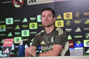El entrenador del Real Madrid Xabi Alonso en rueda de prensa tras dirigir, este viernes, el último entrenamiento en Valdebebas antes de recibir al Mallorca en el Santiago Bernabéu. EFE/ Fernando Villar