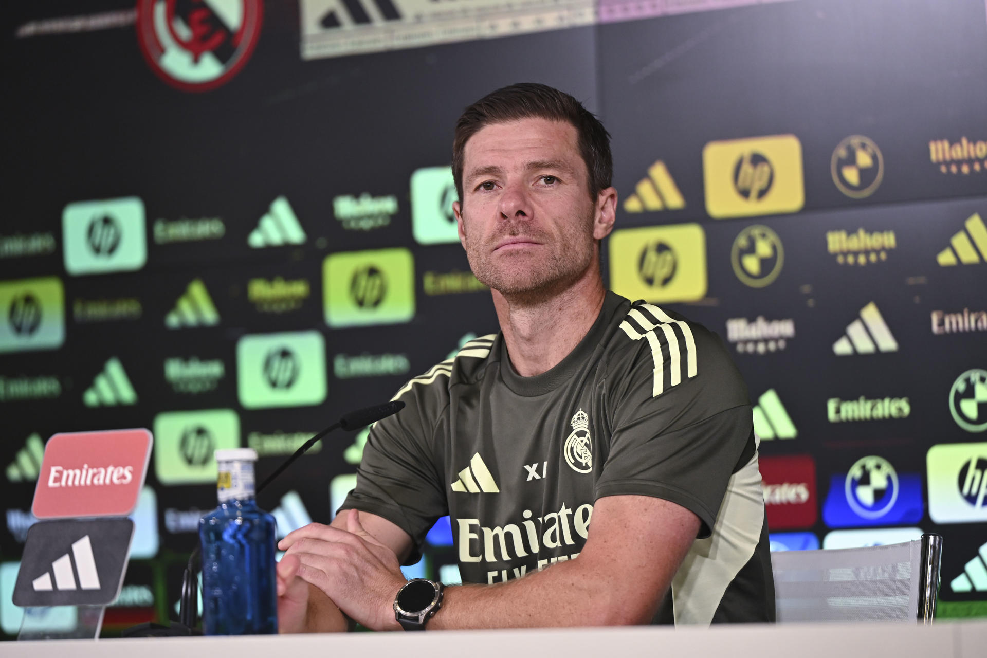 El entrenador del Real Madrid Xabi Alonso en rueda de prensa tras dirigir, este viernes, el último entrenamiento en Valdebebas antes de recibir al Mallorca en el Santiago Bernabéu. EFE/ Fernando Villar