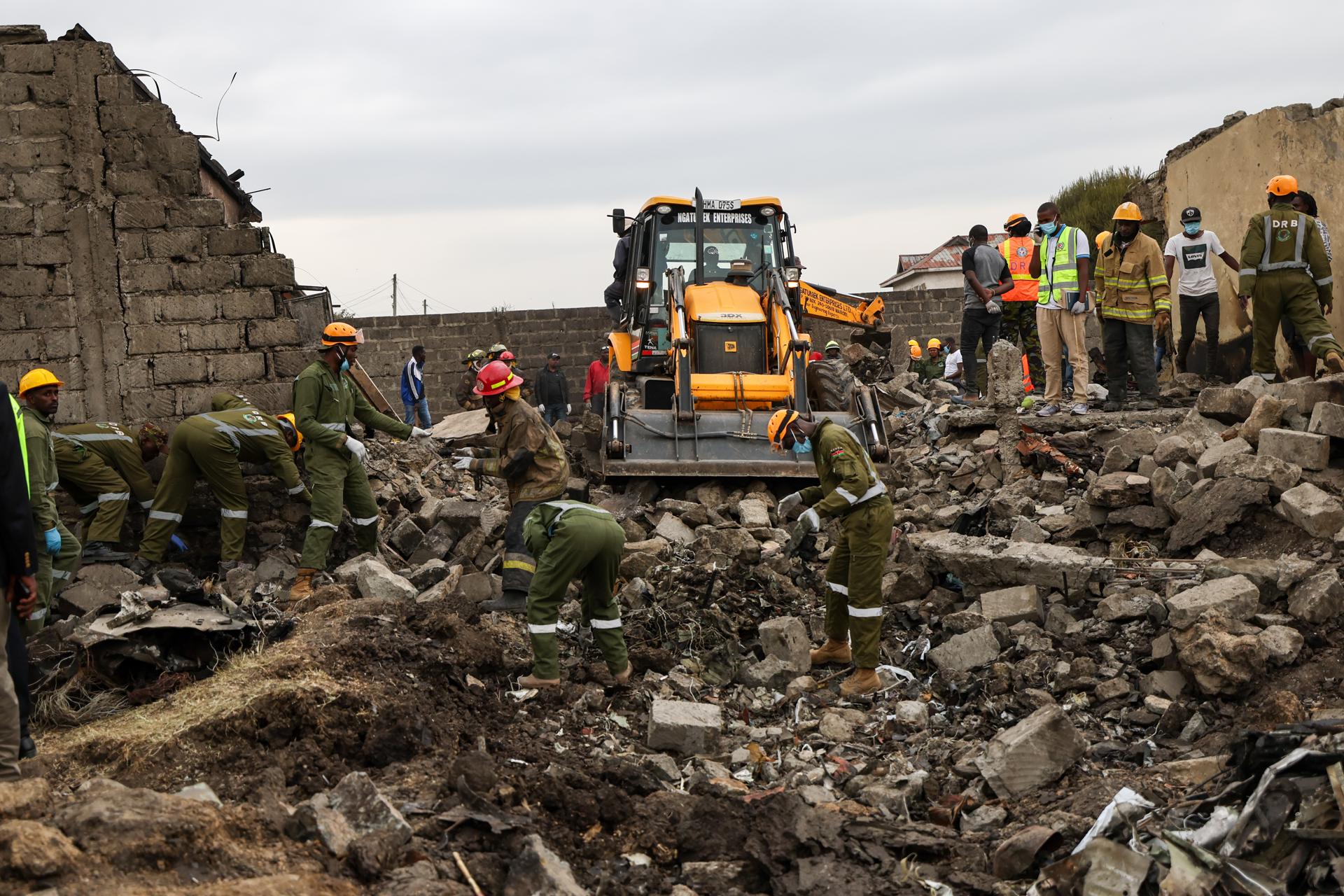 Socorristas inspeccionan los restos del avión ambulancia Cessna Citation 560 siniestrado en la zona de Mwihoko, en Githurai 45, Nairobi (KeniA). EFE/EPA/DANIEL IRUNGU
