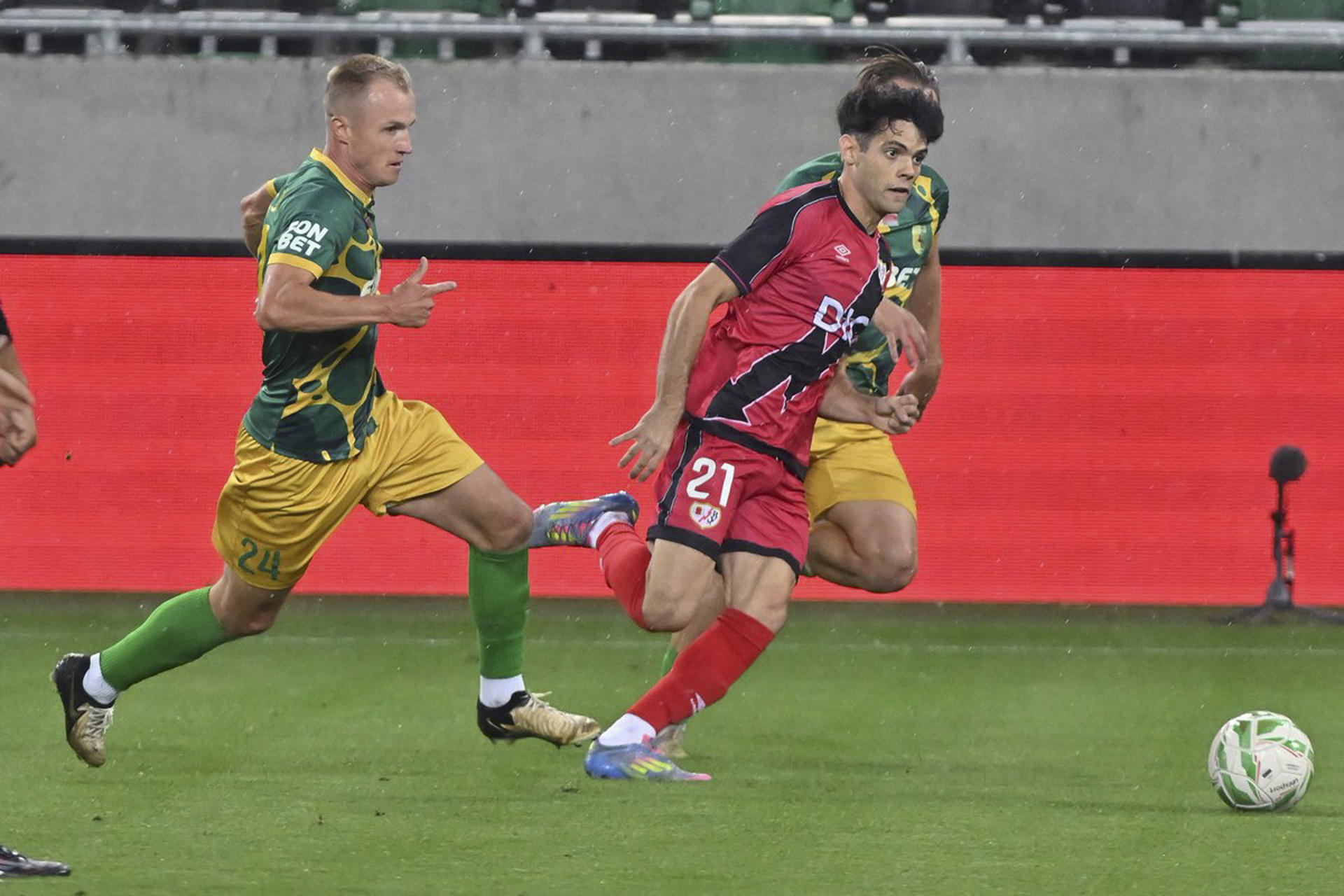 Fotografía de Javier Etxezarreta, en la que puede verse en una imagen de archivo del 16 de enero de 2025 al centrocampista argentino del Rayo Vallecano Oscar Trejo. EFE