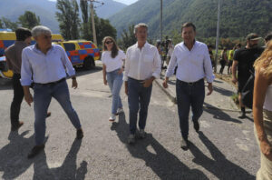 El líder del PP, Alberto Núñez Feijóo (c), visita este viernes, acompañado del presidente de la Junta de Castilla y León, Alfonso Fernández Mañueco (d), el puesto de mando avanzado de Palacios del Sil, en León. EFE/Ana F. Barredo