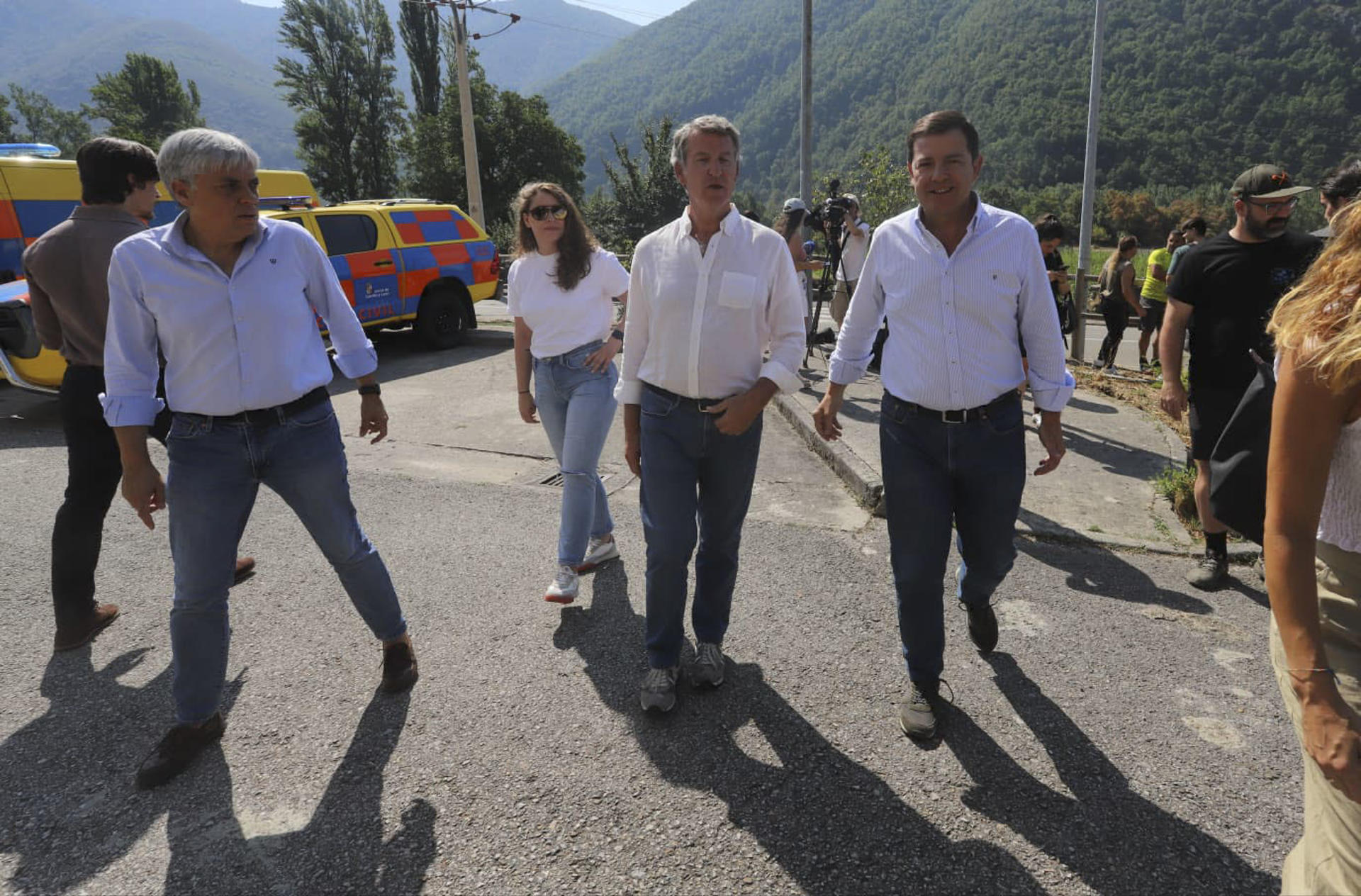 El líder del PP, Alberto Núñez Feijóo (c), visita este viernes, acompañado del presidente de la Junta de Castilla y León, Alfonso Fernández Mañueco (d), el puesto de mando avanzado de Palacios del Sil, en León. EFE/Ana F. Barredo