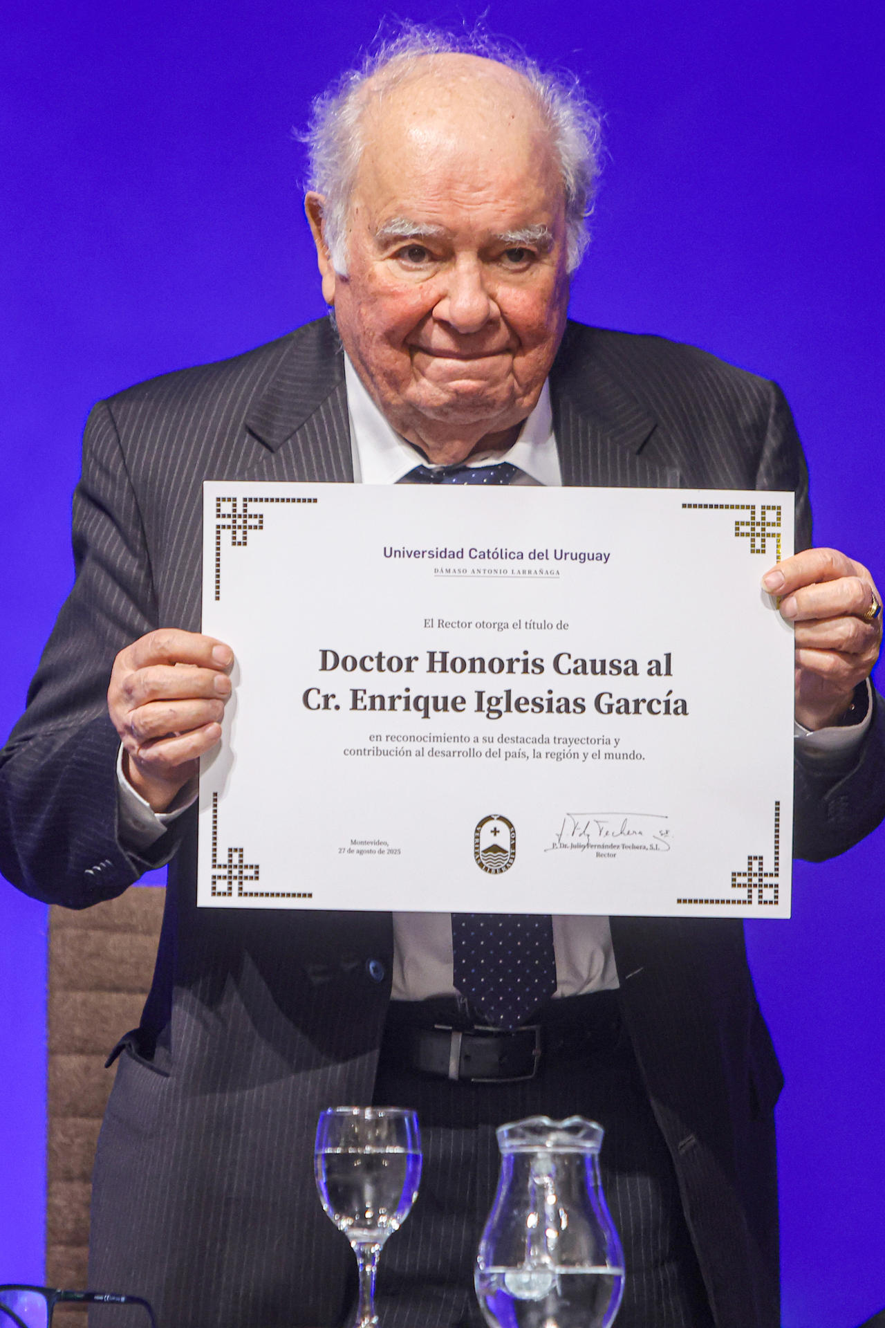 El expresidente del Banco Interamericano de Desarrollo (BID) Enrique Iglesias sostiene el diploma de doctor 'honoris causa' de la Universidad Católica del Uruguay (UCU) este miércoles, en Montevideo (Uruguay). EFE/ Gastón Britos