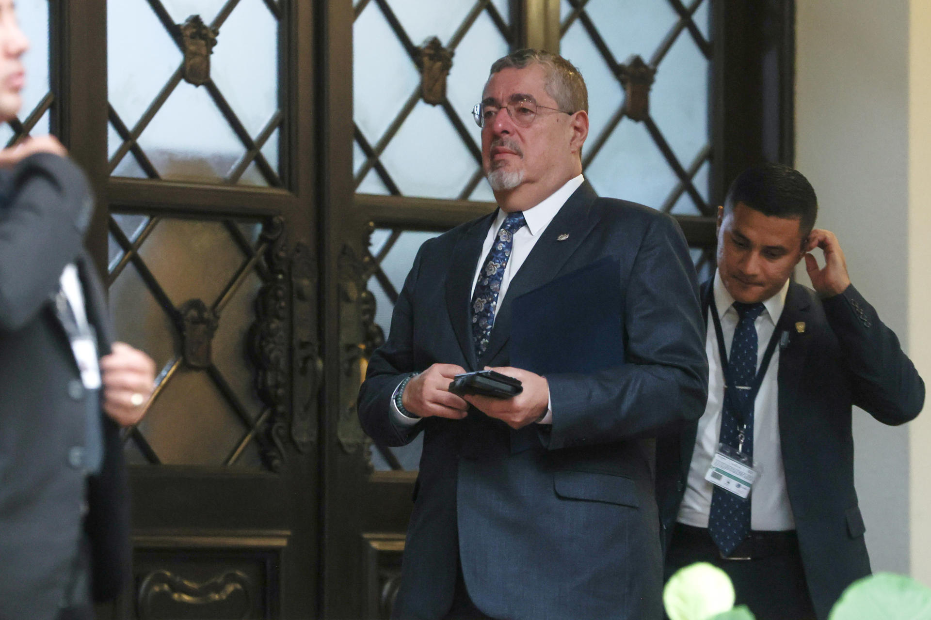 El presidente de Guatemala, Bernardo Arévalo de León espera durante una rueda de prensa este lunes, en el Palacio Nacional de la Cultura en Ciudad de Guatemala (Guatemala). EFE/ Mariano Macz

