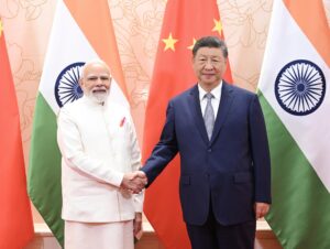 Tianjin (China), 31/08/2025.- El presidente chino, Xi Jinping, recibe al primer ministro indio, Narendra Modi, en la cumbre de la Organización de Cooperación de Shanghai, que se celebra en la ciudad de Tianjin, en el norte de China. EFE/EPA/XINHUA / XIE HUANCHI CHINA OUT / UK AND IRELAND OUT / MANDATORY CREDIT EDITORIAL USE ONLY