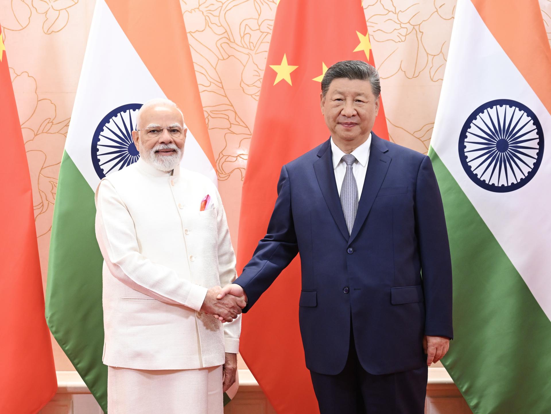 Tianjin (China), 31/08/2025.- El presidente chino, Xi Jinping, recibe al primer ministro indio, Narendra Modi, en la cumbre de la Organización de Cooperación de Shanghai, que se celebra en la ciudad de Tianjin, en el norte de China. EFE/EPA/XINHUA / XIE HUANCHI CHINA OUT / UK AND IRELAND OUT / MANDATORY CREDIT EDITORIAL USE ONLY