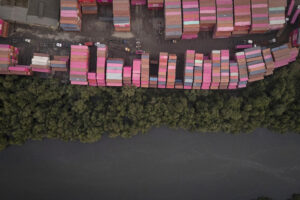 Fotografía aérea de archivo de contenedores de carga en el puerto de Santos (Brasil). EFE/ Isaac Fontana