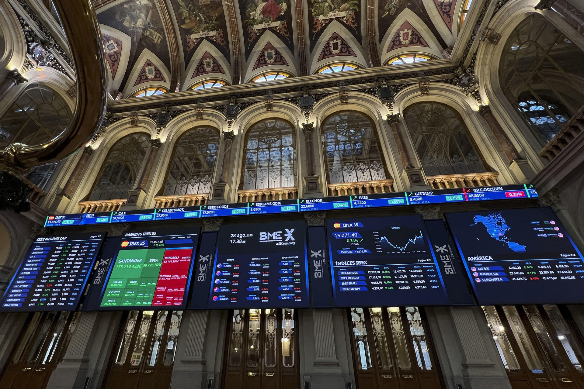 El IBEX 35, el índice de referencia del mercado nacional, ha sumado este jueves un 0,34 % y se acerca al nivel de los 15.100 puntos, tras un dato del PIB de Estados Unidos mejor de lo esperado, y con el impulso de Banco Santander, que repunta el 2,13 %. EFE/ Altea Tejido Sánchez