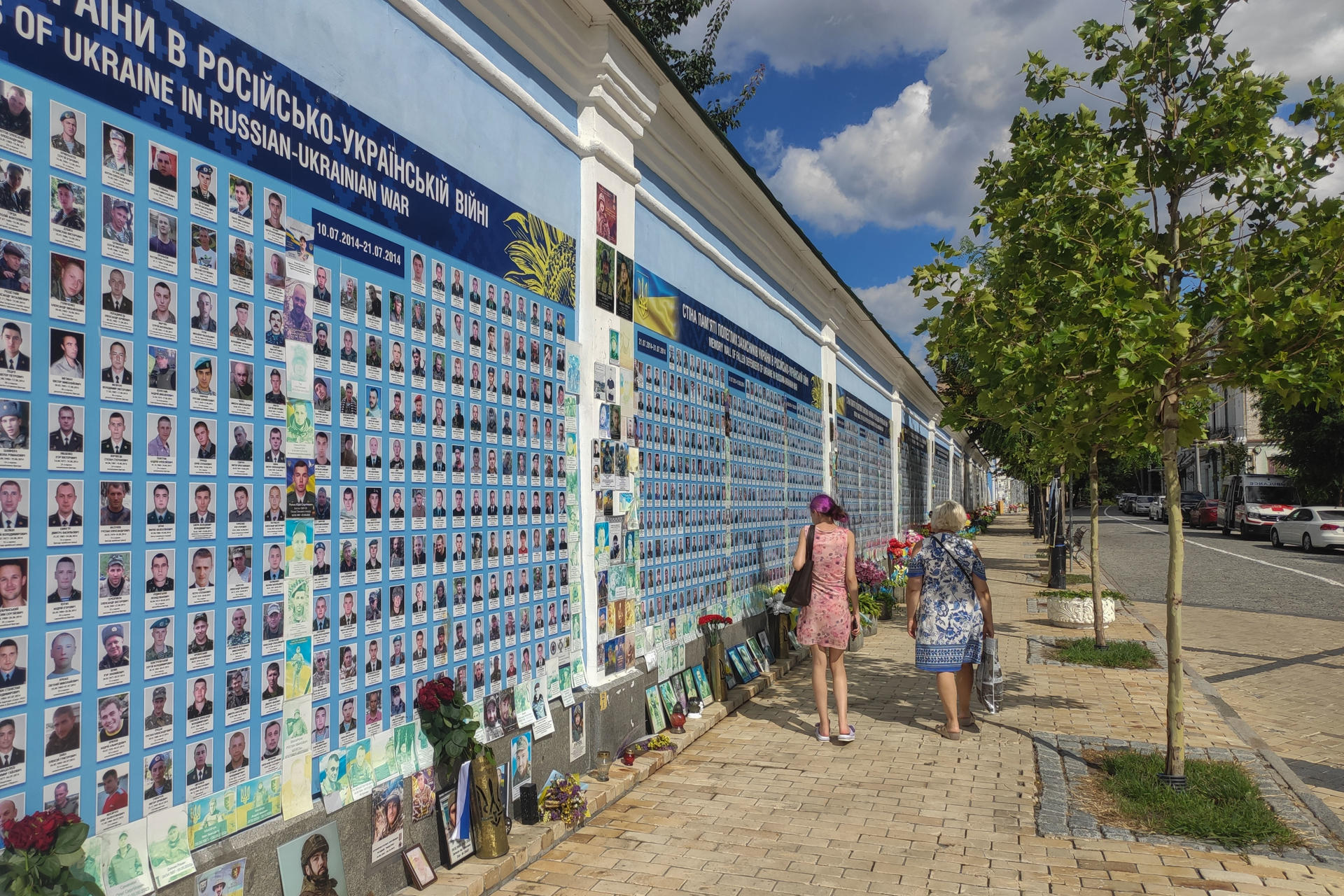Dos personas caminan junto a un monumento conmemorativo a los soldados ucranianos este lunes, en la plaza Sofiivska de Kiev (Ucrania). Los ucranianos esperan poner fin a la guerra mediante la diplomacia y algunos considerarían ceder temporalmente los territorios ocupados por Rusia a cambio de garantías de seguridad fiables, pero la mayoría comparte la postura del Gobierno de que no se pueden ceder zonas actualmente controladas por Ucrania a cambio de una incierta paz como exige Moscú. "Lo que temo es que Donald Trump y Vladímir Putin acuerden algo a nuestras espaldas, que luego intentarán imponernos", declaró a EFE Zoreslava Taraj, profesora de inglés en la ciudad occidental ucraniana Leópolis, en referencia a la reunión prevista entre los líderes de Estados Unidos y Rusia el viernes en Alaska. EFE/ Rostyslav Averchuk
