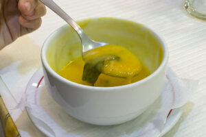 Ración de sopa de nabo, uno de los varios caldos que habitualmente reciben la denominación de sopa del día en restaurantes portugueses como la cafetería Herculano de Lisboa. La sopa se come a diario en Portugal, incluso en verano, donde alternativas frías como el gazpacho alentejano no logran desbancar a este plato, que siempre se consume en caliente, hasta cuando hay 40 grados o más. EFE/Carlos Caselles