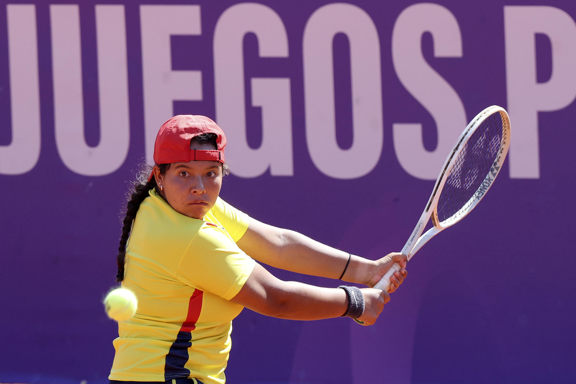 La colombiana Valentina Mediorreal devuelve una bola ante Sol Larraya, de Argentina, en la final del tenis femenino en los II Juegos Panamericanos Junior, en Luque (Paraguay). EFE/Rodrigo Sepulveda
