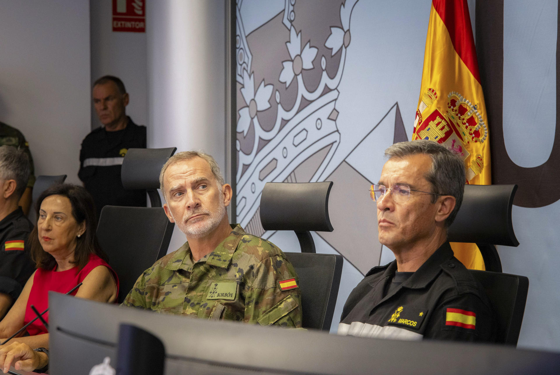 El rey Felipe VI (c), acompañado por la ministra de Defensa Margarita Robles (i), visita el Cuartel General de la Unidad Militar de Emergencias (UME), este domingo en Torrejón de Ardoz, y ha agradecido el trabajo de estos militares contra la "tremenda voracidad" de las llamas, a la vez que ha hecho un llamamiento a la prudencia de los ciudadanos para que estén atentos a las indicaciones de las autoridades y eviten posibles riesgos. EFE/Mº de Defensa SOLO USO EDITORIAL/SOLO DISPONIBLE PARA ILUSTRAR LA NOTICIA QUE ACOMPAÑA (CRÉDITO OBLIGATORIO)