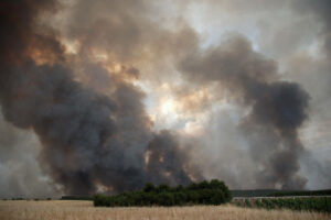 El avance de las llamas en la provincia de León del incendio iniciado en Molezuelas de la Carballeda (Zamora) ha provocado el desalojo de otras 13 localidades en la provincia de León, por lo que ya son 5.500 los vecinos evacuados de 19 poblaciones leonesas desde el día de ayer. Las llamas avanzan rápidamente favorecidas por el intenso viento, que obligó a la evacuación a primera hora de la tarde de hoy martes de unos 300 vecinos de las localidades de Herreros de Jamuz, Palacios de Jamuz, Quintanilla de Florez y Quintana y Congosto. EFE/J.Casares